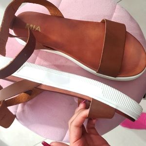 Mia sandals